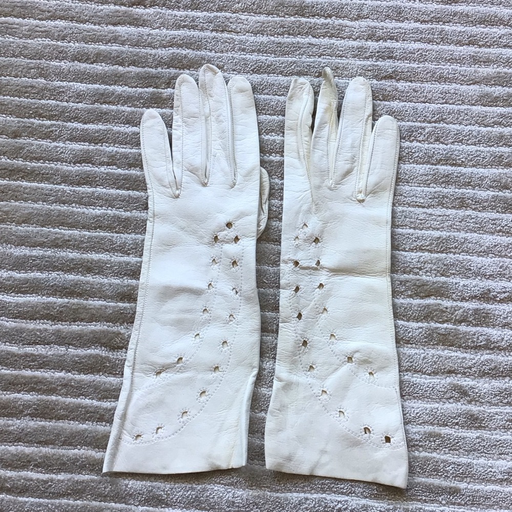 Vintage 1960s Elegant White Leather Gloves